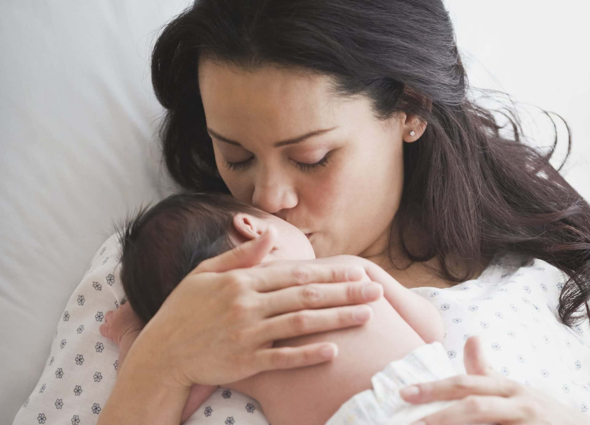 Матери растет. Телесный контакт матери и ребенка. Recovery after pregnant.