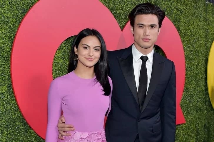 Camilla Mendes Et Charles Melton