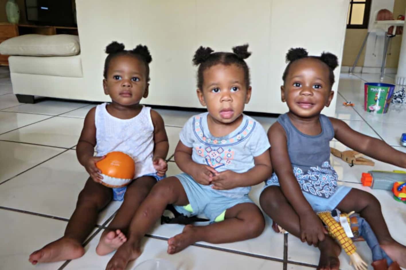 5 темнокожих. Bacalum Triplets. Sturniolo Triplets. The Virzi Triplets. Фото белая девочка в окружении смуглых детей.