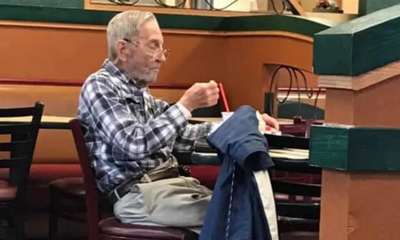 97-Year-Old Eats Alone At Arby's Every Day Until Employees Realize Something's Off