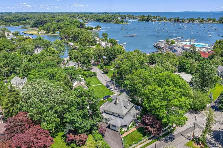 Larchmont, New York (Average Household Income $313,586)