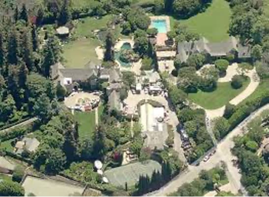 Hugh Hefner Pour Playboy, Le Manoir De Los Angeles Estimé à Près De 100 Millions De Dollars