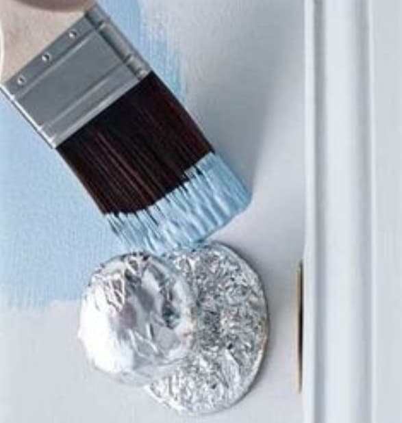 Proteggi le maniglie delle porte quando dipingi