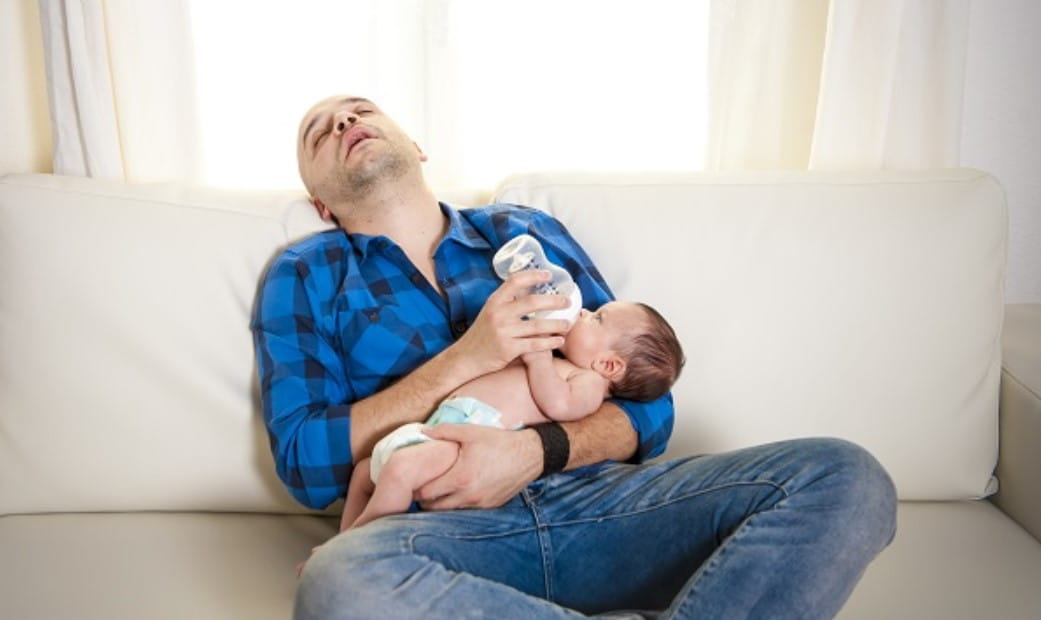  Os bebês roubam 44 dias de sono dos pais